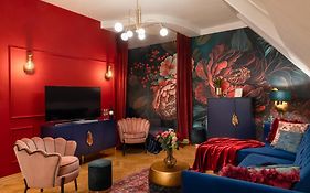Decadent Art Deco Balcony Apartment In Old Town